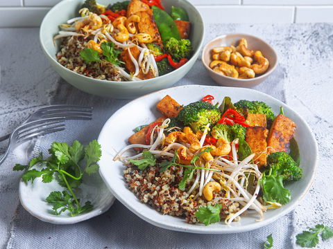 Leicht, knackig, proteinreich: Asiatische Quinoa-Gemüse-Bowl mit goldbraun gebratenem Tempeh