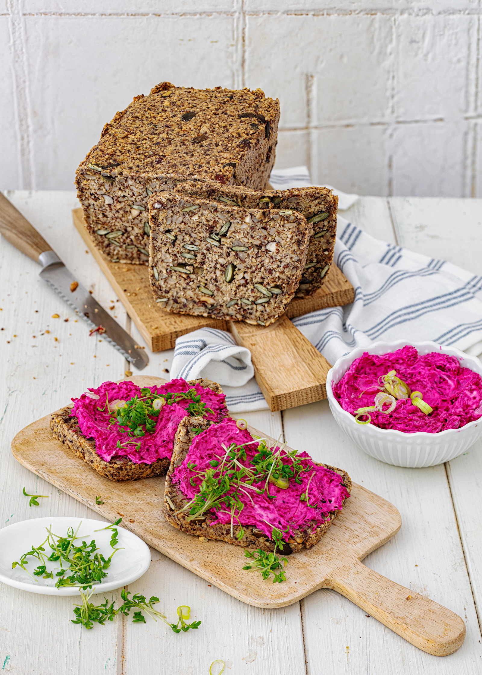 Kernige Basis, feine Note: Ballaststoffbrot mit Rote-Bete-Aufstrich