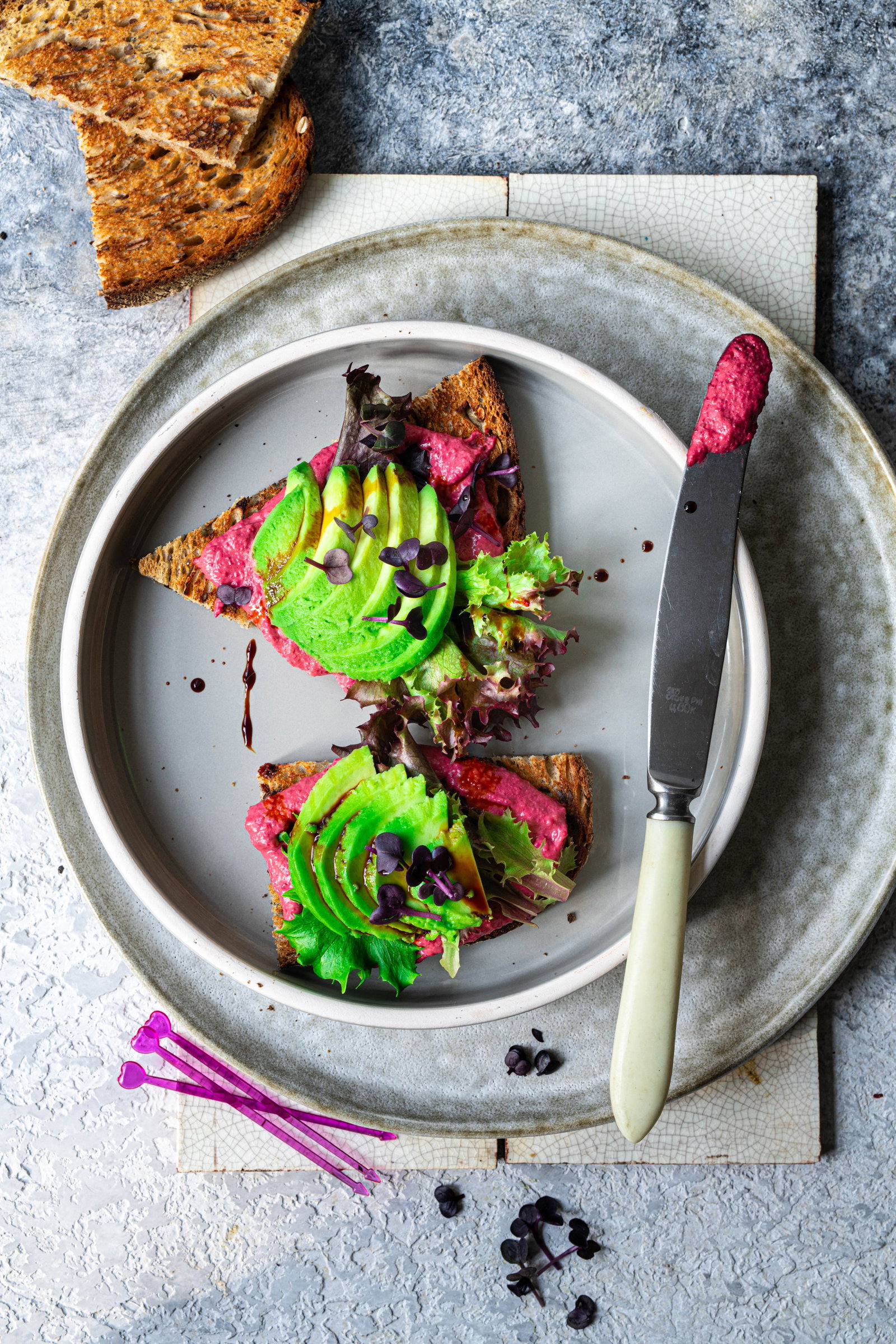 Die 15-Minuten-Lunch-Diät: Knusprige Avocado-Stulle mit kalorienarmem Rote-Bete-Hummus