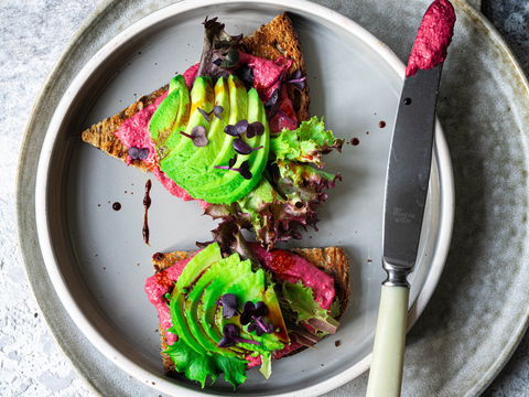 Die 15-Minuten-Lunch-Diät: Knusprige Avocado-Stulle mit kalorienarmem Rote-Bete-Hummus