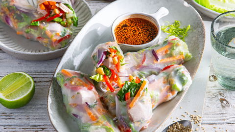 Schlank durch den Sommer: Kalorienarme Putenbrust-Sommerrollen ohne Kochen
